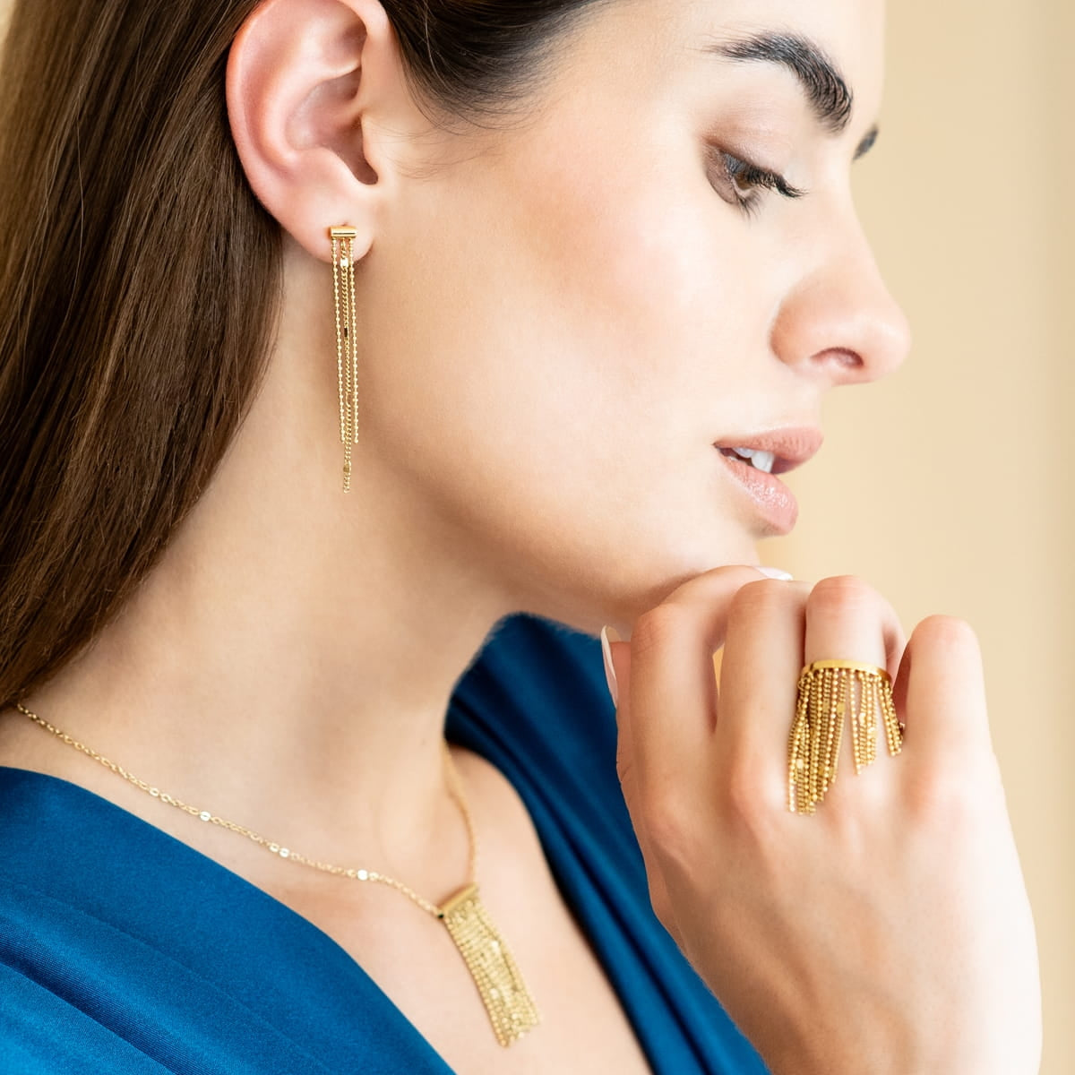 Pendientes Rainfall Glintsy combinados con collar y anillo dorados