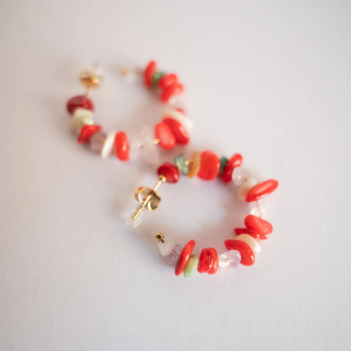 Pareja de semi aros con piedras de colores rojo, verde y blanco