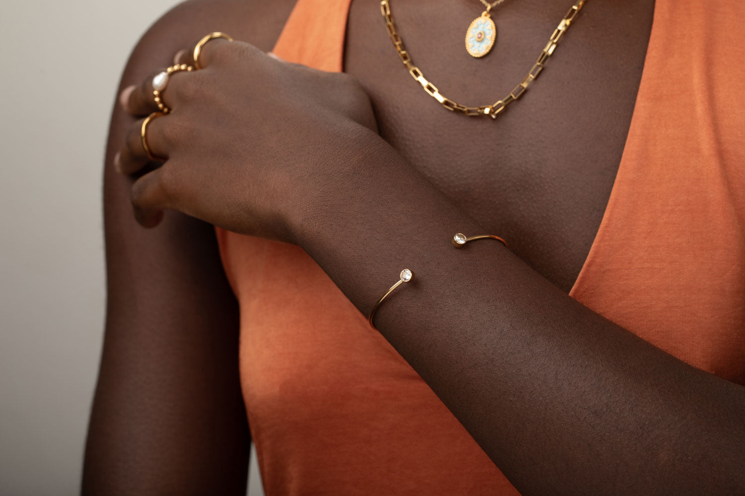 Detalle de circonita de 5 mm en pulsera esclava en muñeca de acero 316L