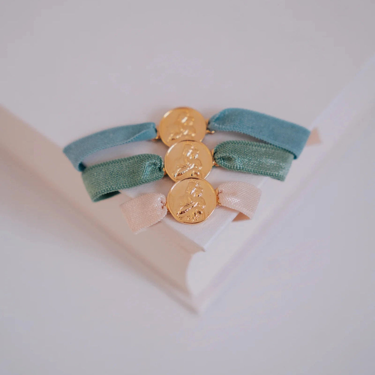 Pulseras escapulario con cinta elástica en verde, azul y nude