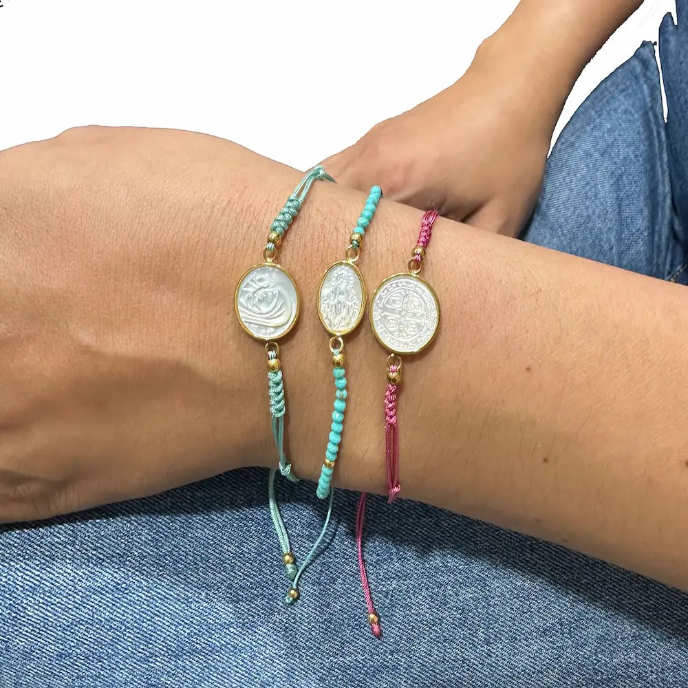 Modelo luciendo la Pulsera Hope con medalla de la Virgen Niña y cordón ajustable, diseño delicado y espiritual de Cobalto Accesorios.