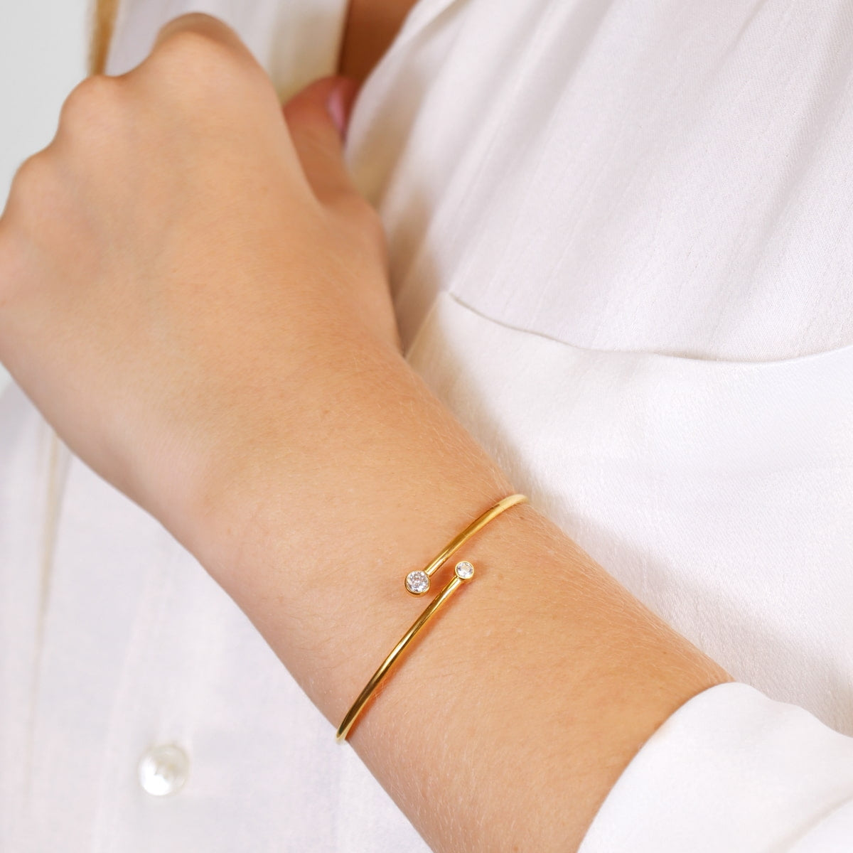 Pulsera Infinity Essence dorada con circonitas en modelo