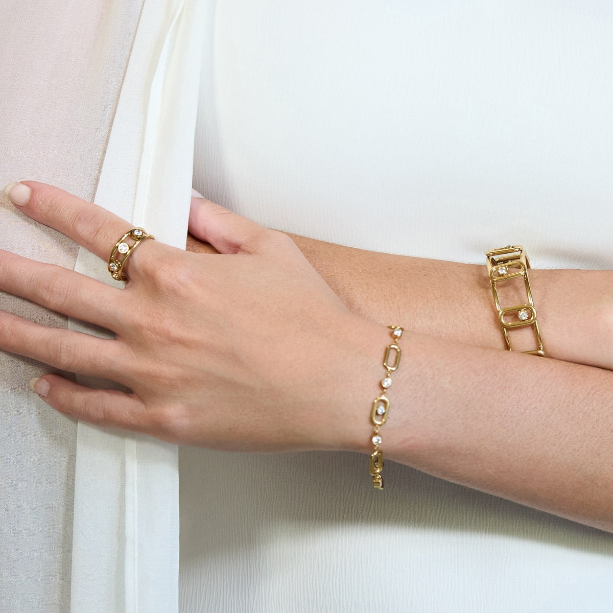 Pulsera Infinity Soul dorada combinada con anillo y pulsera a juego