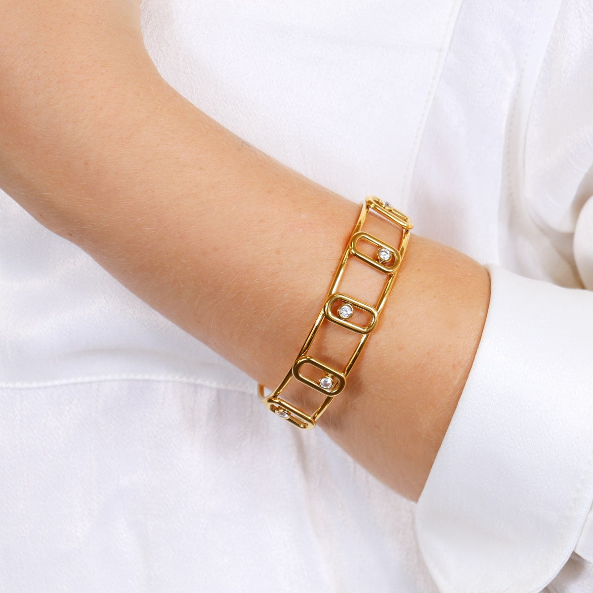 Pulsera Infinity Soul dorada con circonitas en modelo