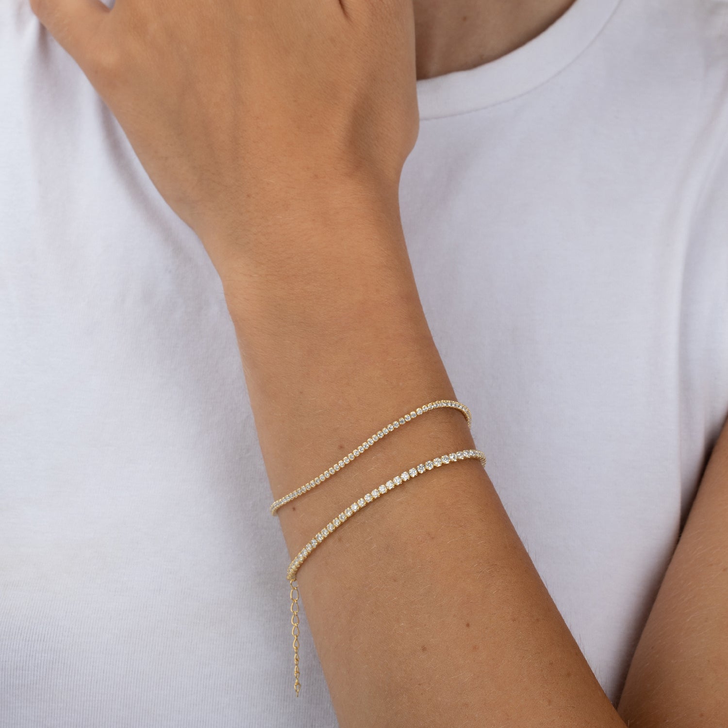 Pulsera riviere con circonitas vista de cerca, accesorio delicado con brillo continuo