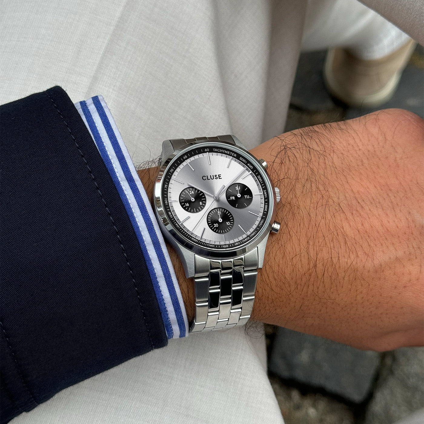 Detalle en modelo de estilo elegante del Reloj Cluse Anthéor Multifunción con acabados de lujo en acero inoxidable cepillado