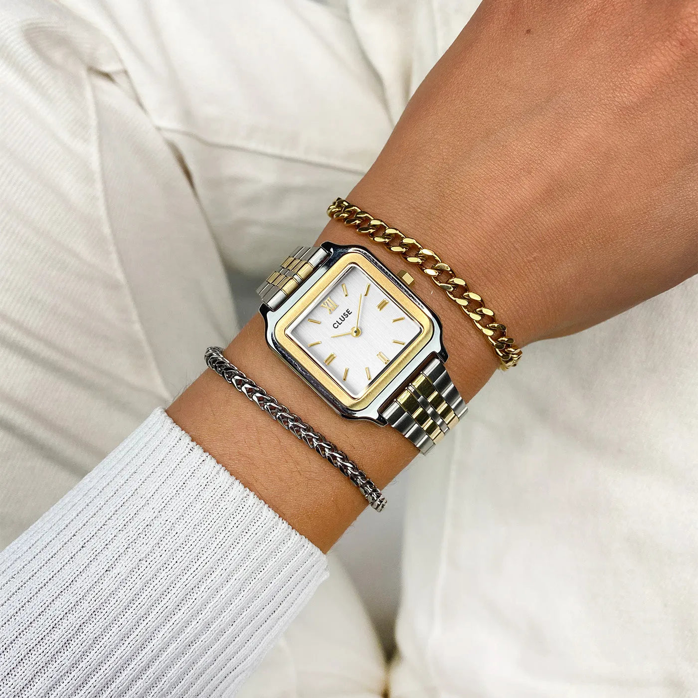 Detalle del reloj Cluse Gracieuse bicolor en oro y plata, esfera y correa metálica