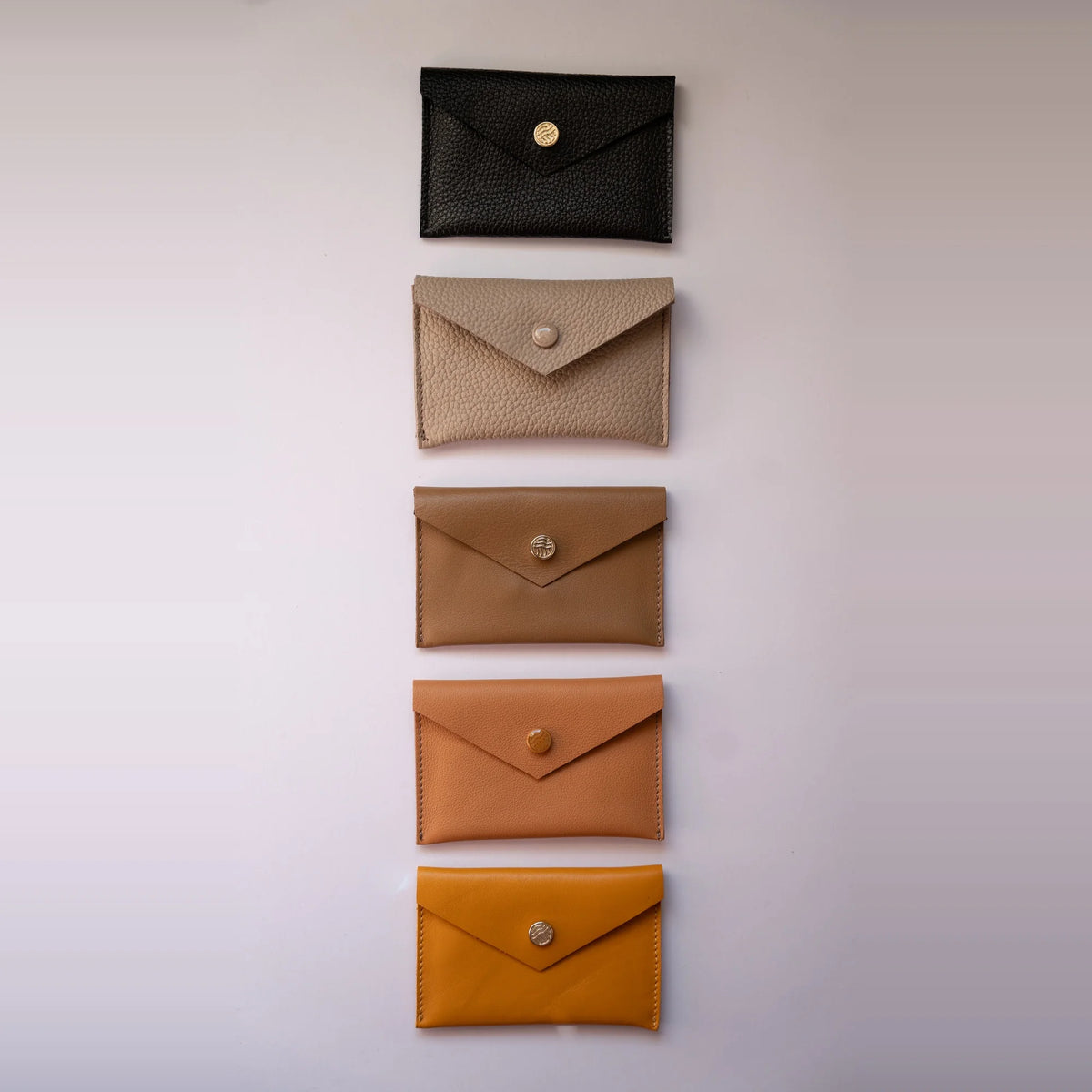 Tarjeteros de piel THE BAG LAB en cinco colores: negro, taupe, camel, coñac y mostaza