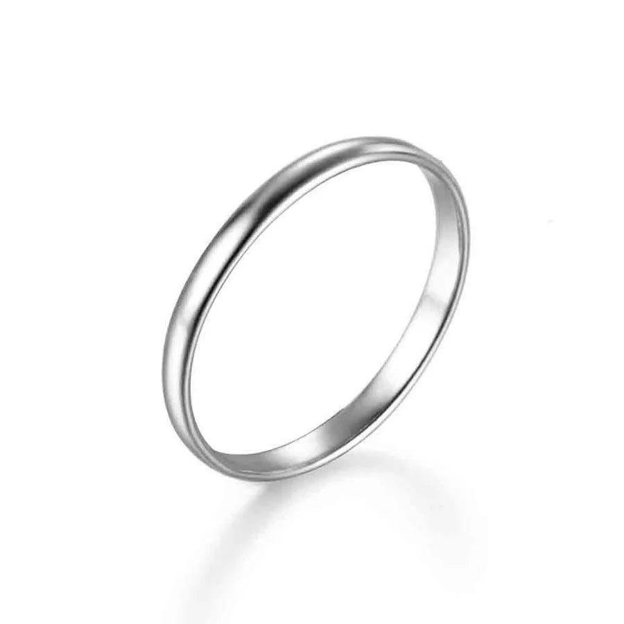 Detalle del anillo alianza sencilla en plata de ley, pieza fina y atemporal