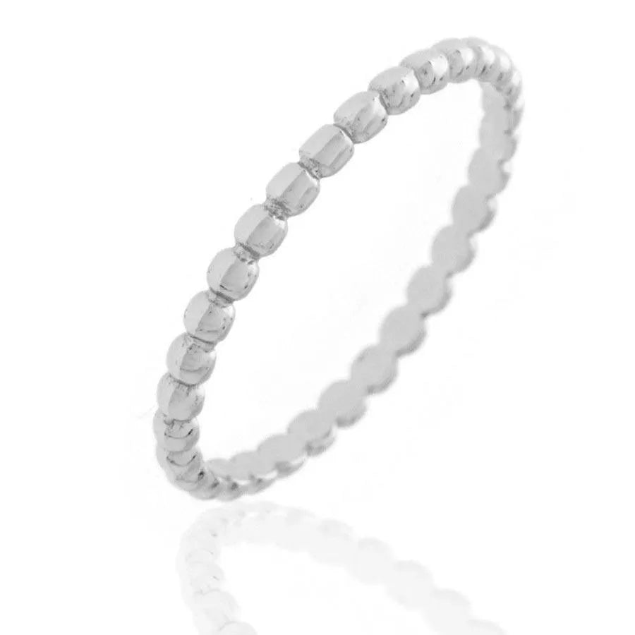 Detalle del anillo de bolitas en plata de ley 925, pieza fina y combinable