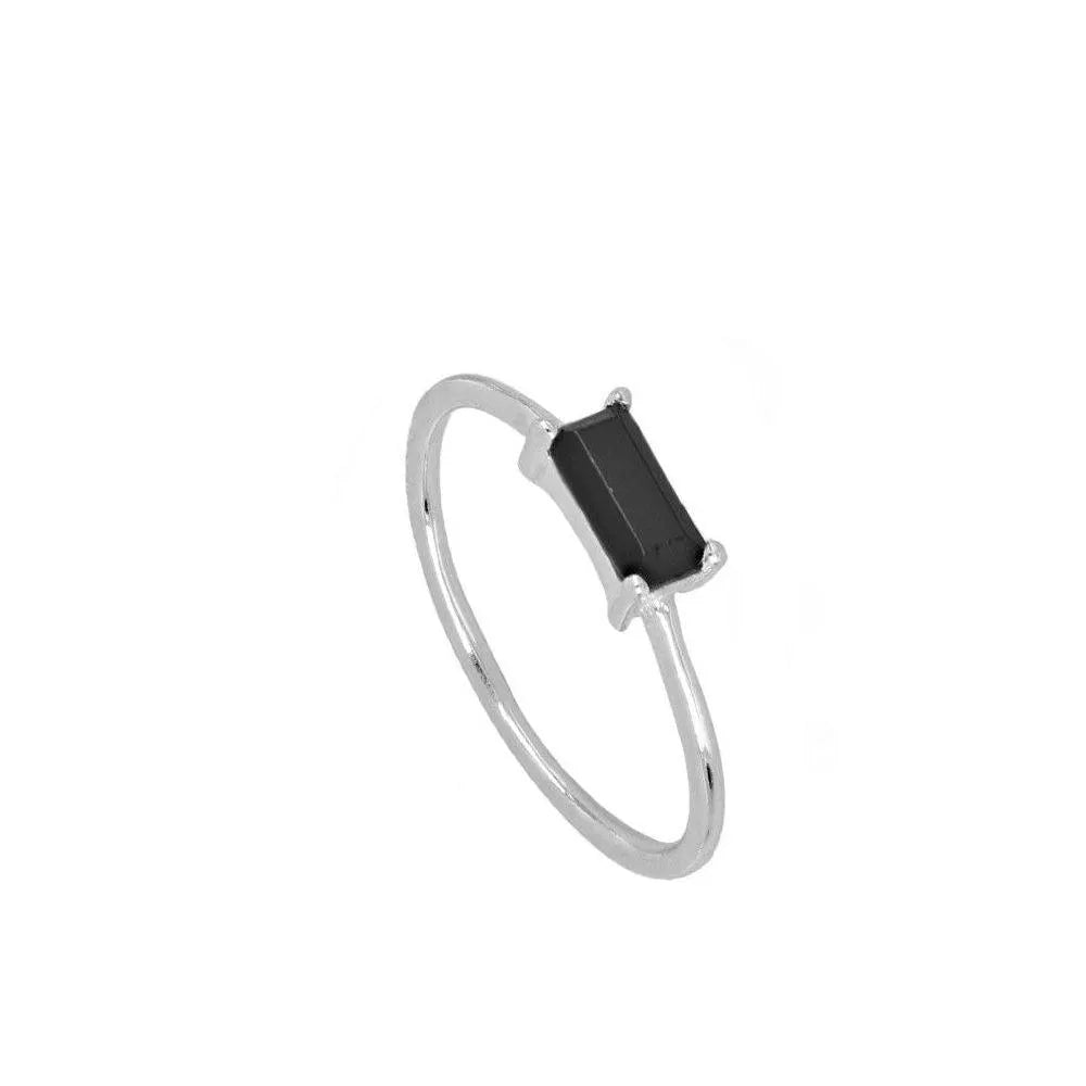 Detalle del anillo con circonita baguette de colores, pieza fina y luminosa