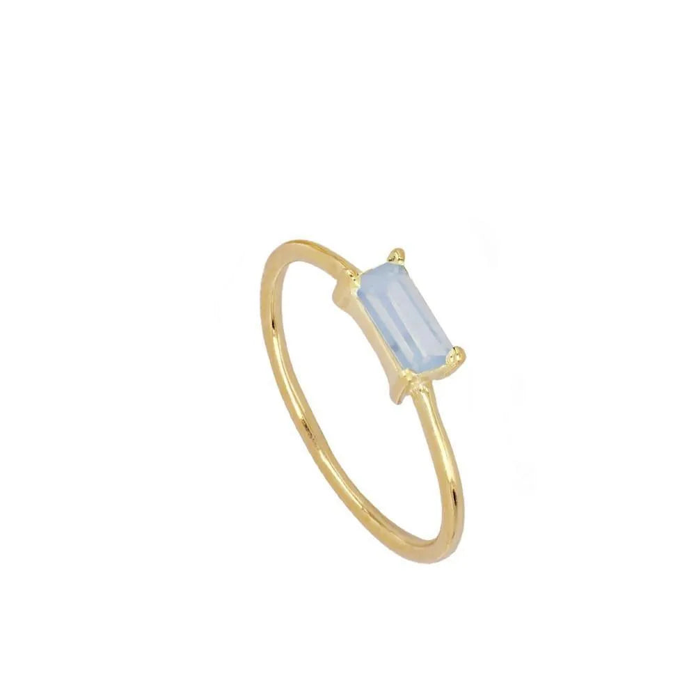 Anillo con circonita baguette visto de cerca, accesorio elegante con brillo de color