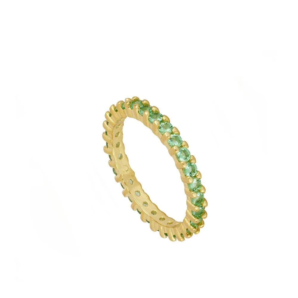 Anillo con circonitas de colores visto de cerca, accesorio delicado para diario