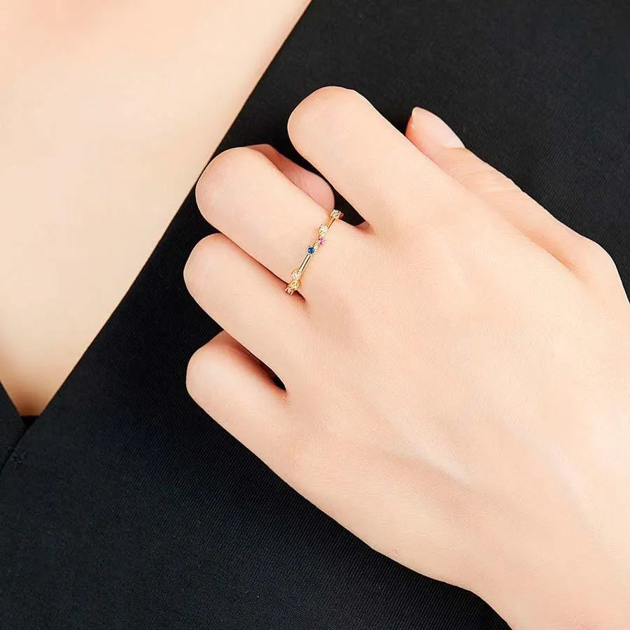 Anillo con circonitas multicolor visto de cerca, accesorio delicado para diario