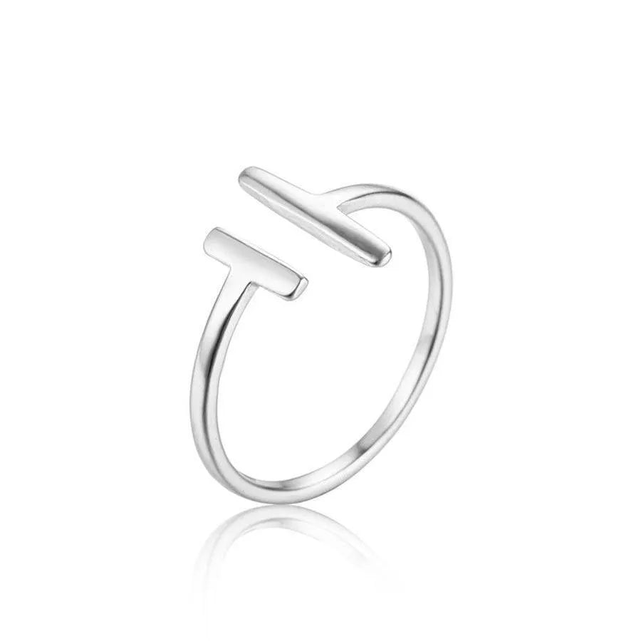 Detalle del anillo dos barras ajustable en plata de ley 925, pieza sencilla con acabado elegante