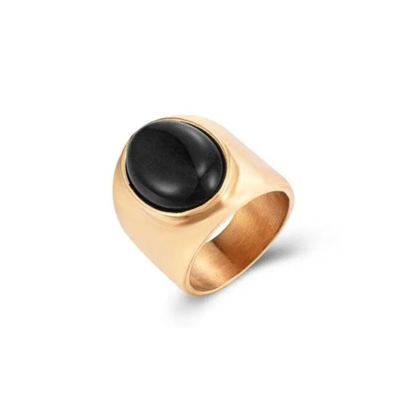 Anillo grande ovalado con ónix negro, diseño dorado con piedra protagonista