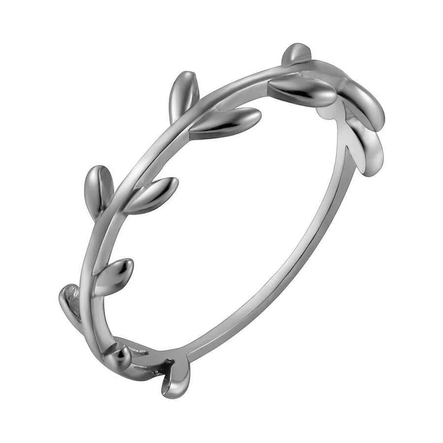 Detalle del anillo de hojas en plata de ley 925, pieza fina con motivo vegetal