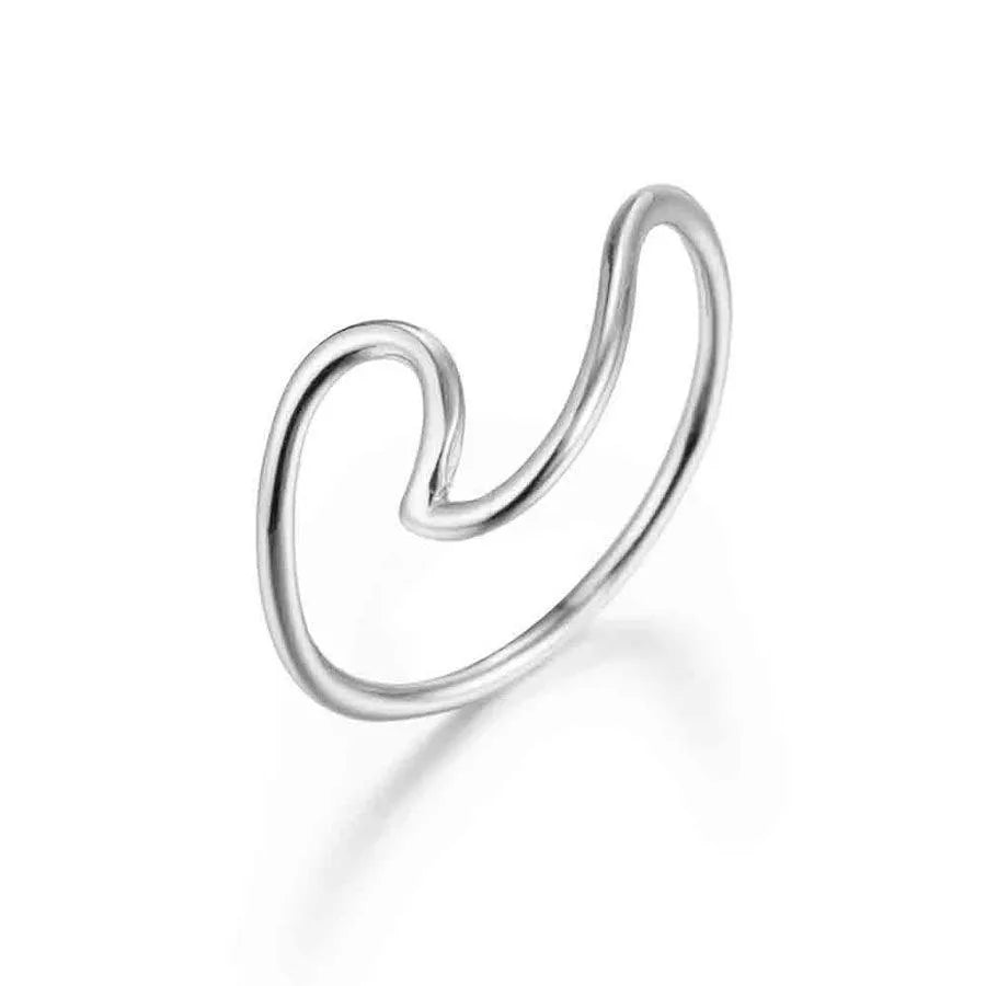 Detalle del anillo Ola en plata de ley 925, pieza fina con diseño ondulado