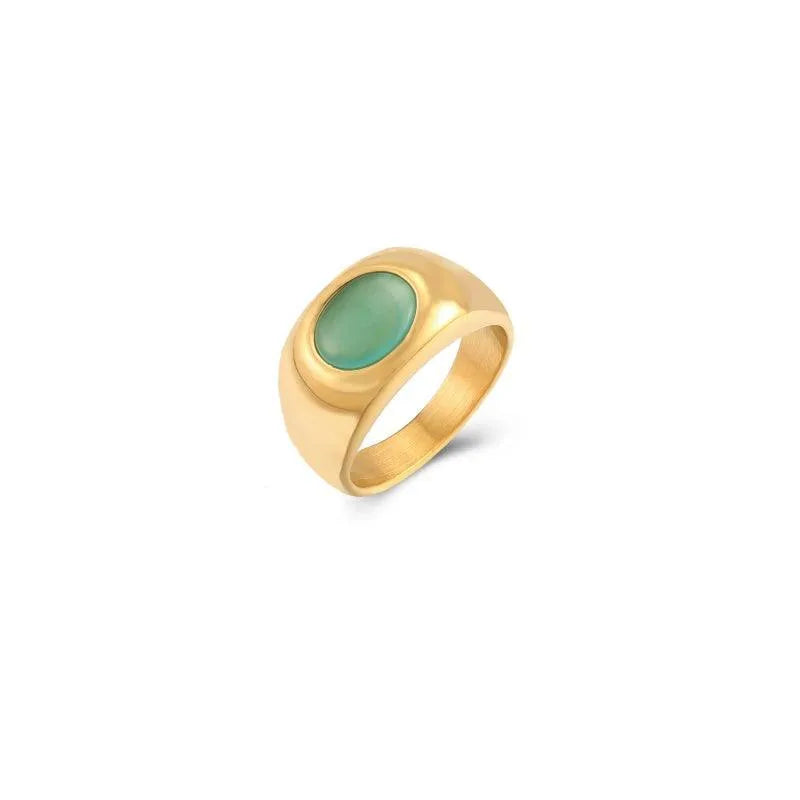 Detalle del anillo ovalado con piedras naturales, pieza dorada de estilo elegante