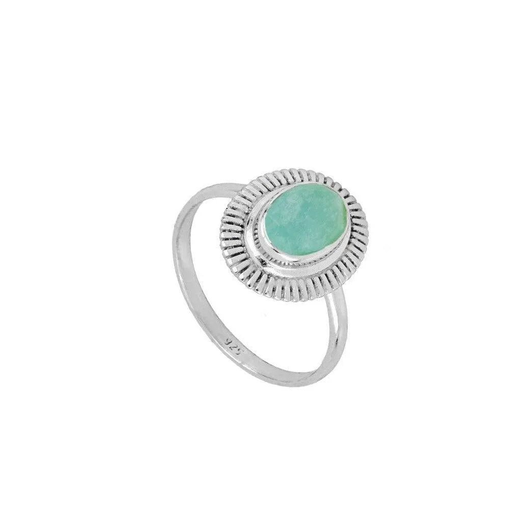 Detalle del anillo con piedra ovalada en plata de ley 925, pieza fina y llamativa