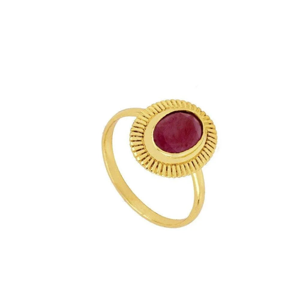 Anillo con piedra ovalada visto de cerca, pieza elegante en plata de ley 925