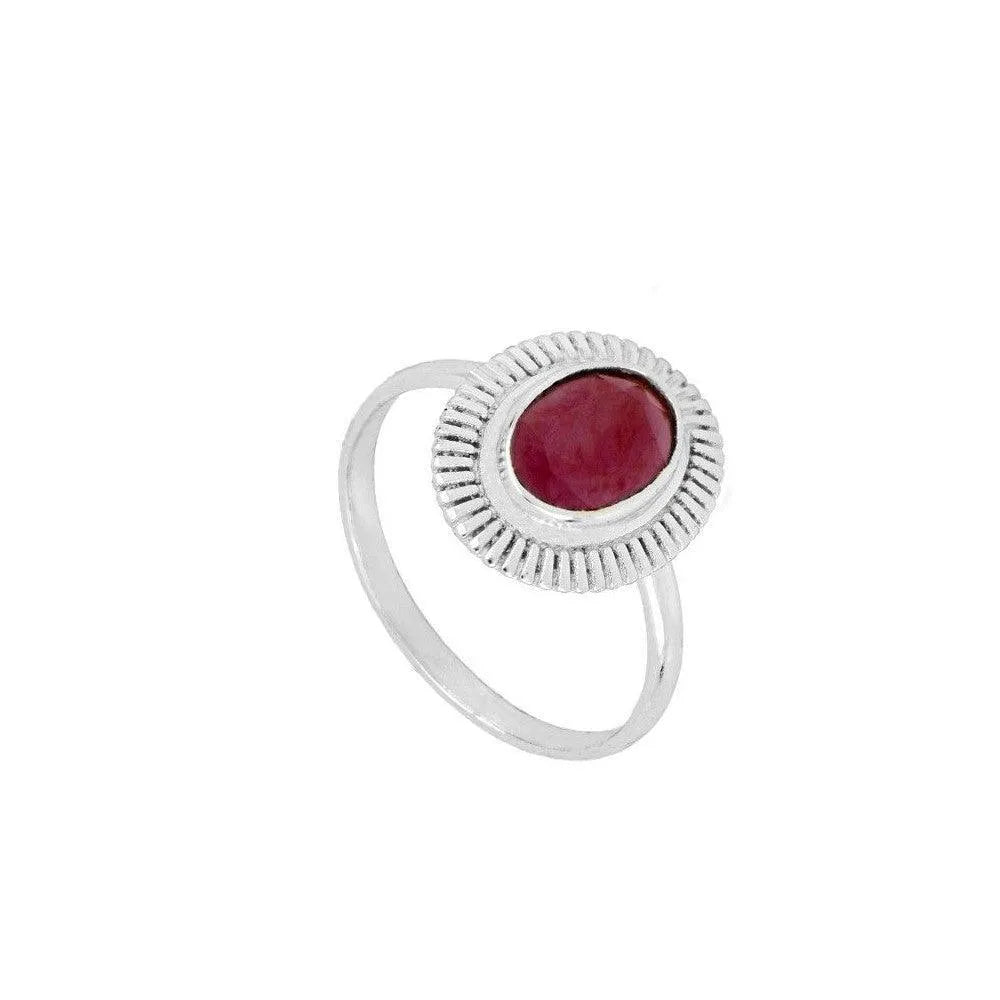 Vista final del anillo con piedra ovalada, accesorio de plata de ley 925 con diseño delicado