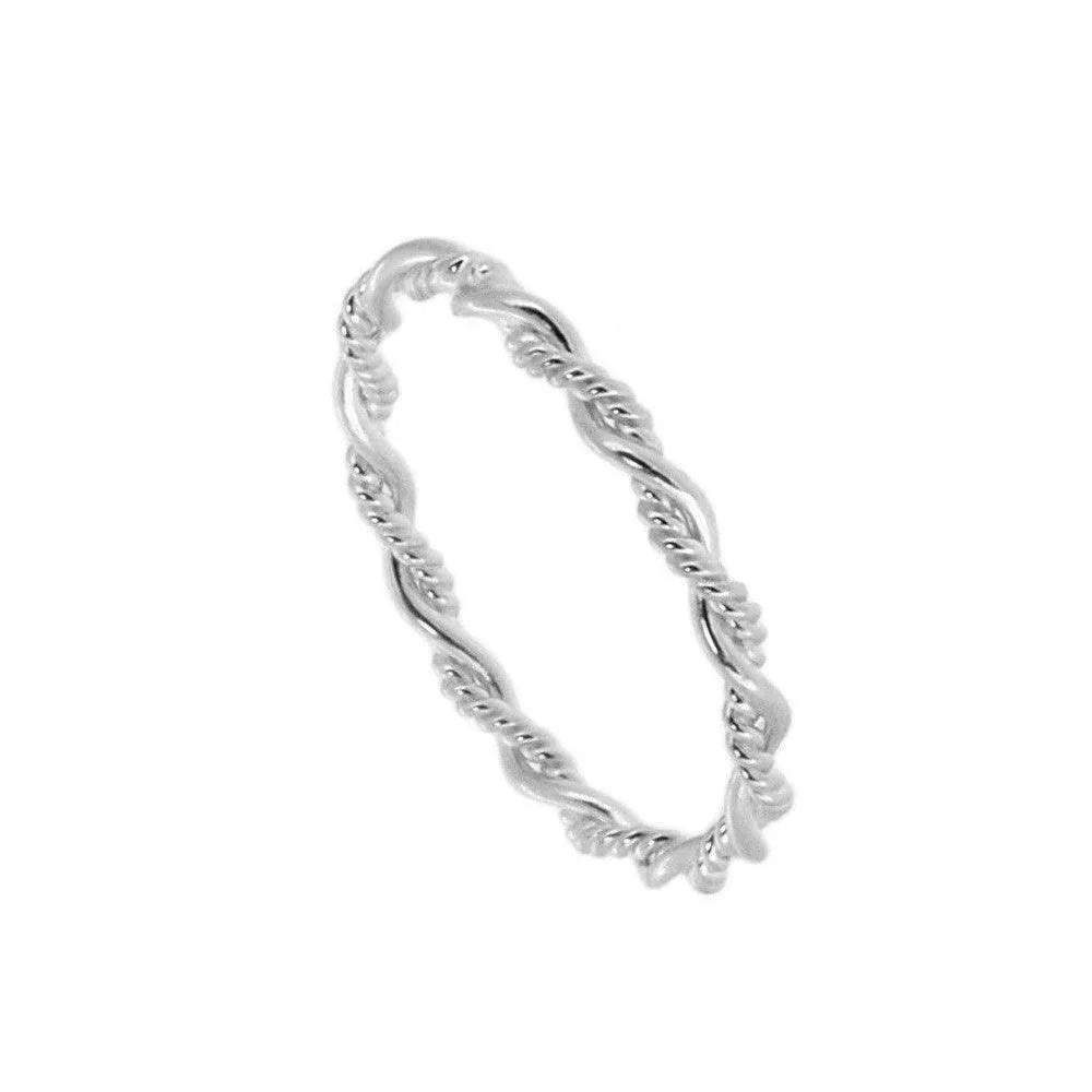 Detalle del anillo trenzado fino de dos texturas, pieza de plata de ley 925 con acabado trabajado