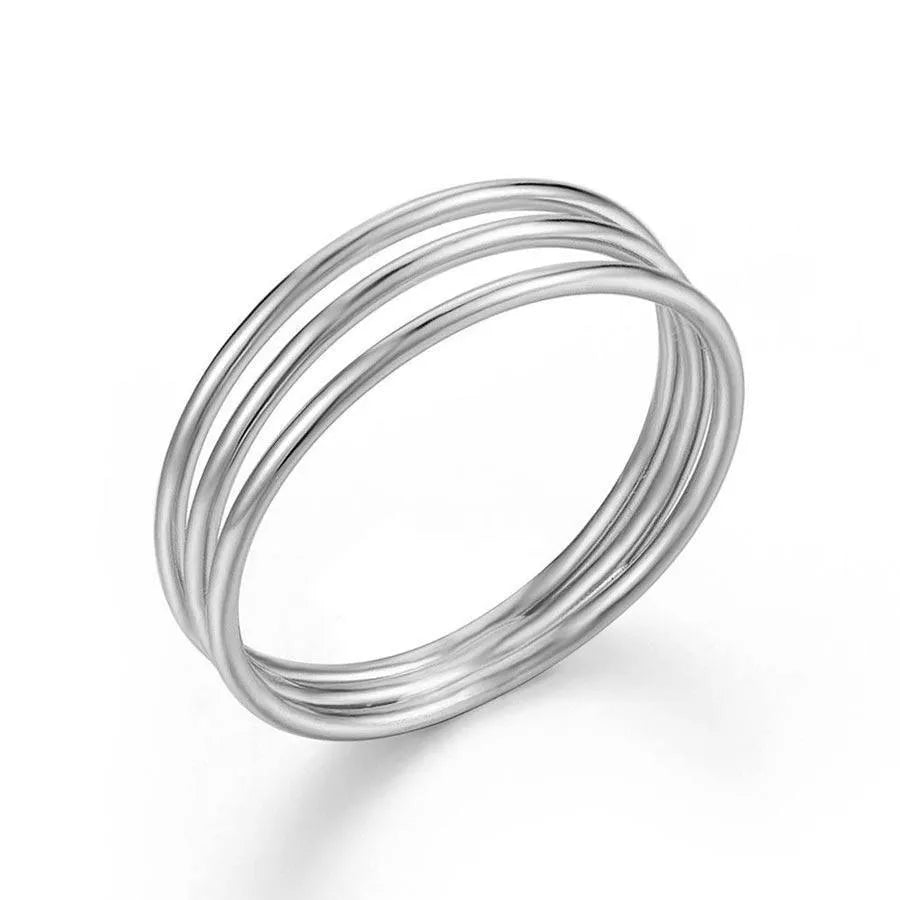 Detalle del anillo triple en plata de ley 925, pieza fina con diseño trabajado