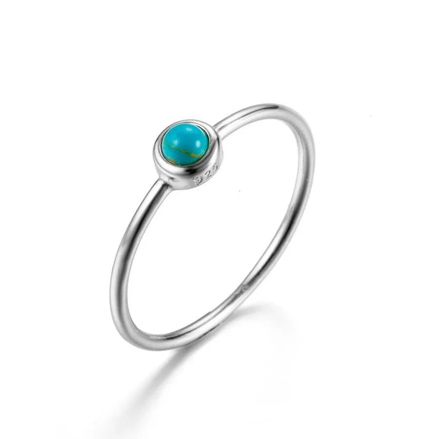 Detalle del anillo con turquesa en plata de ley 925, pieza llamativa y elegante