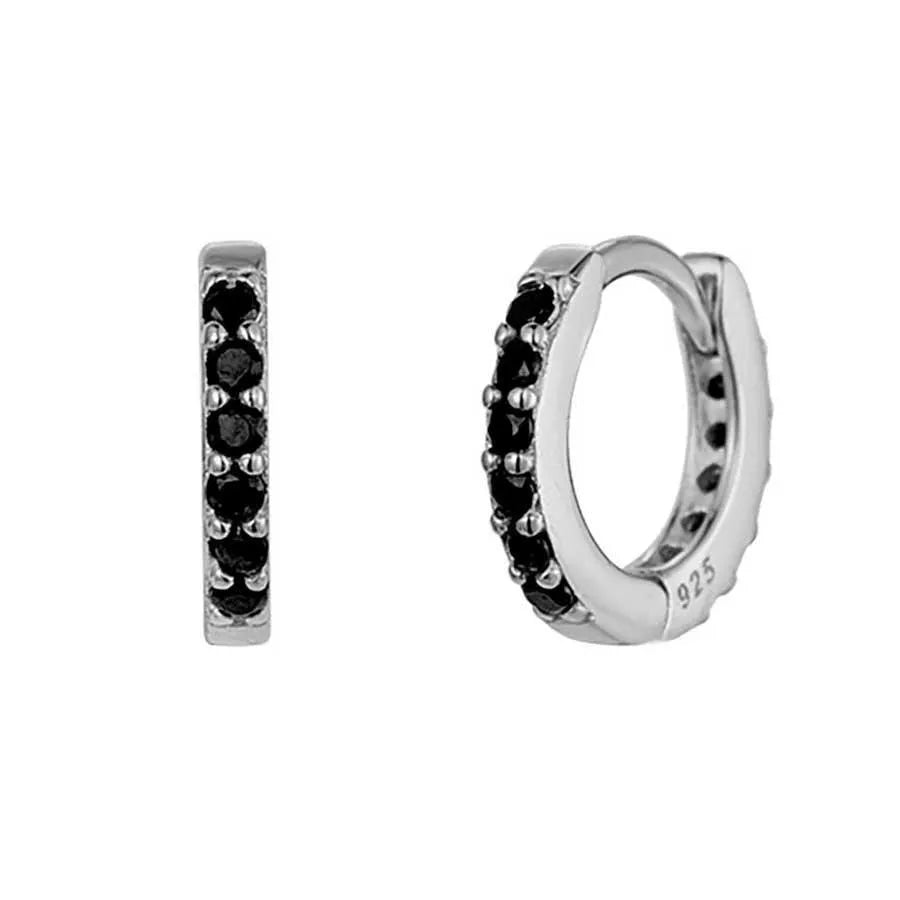 Aro con circonitas negras visto de cerca, diseño cómodo para combinar con otros pendientes