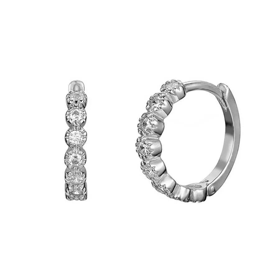 Detalle del aro de 13 mm con circonitas redondas, pendiente pequeño con brillo elegante
