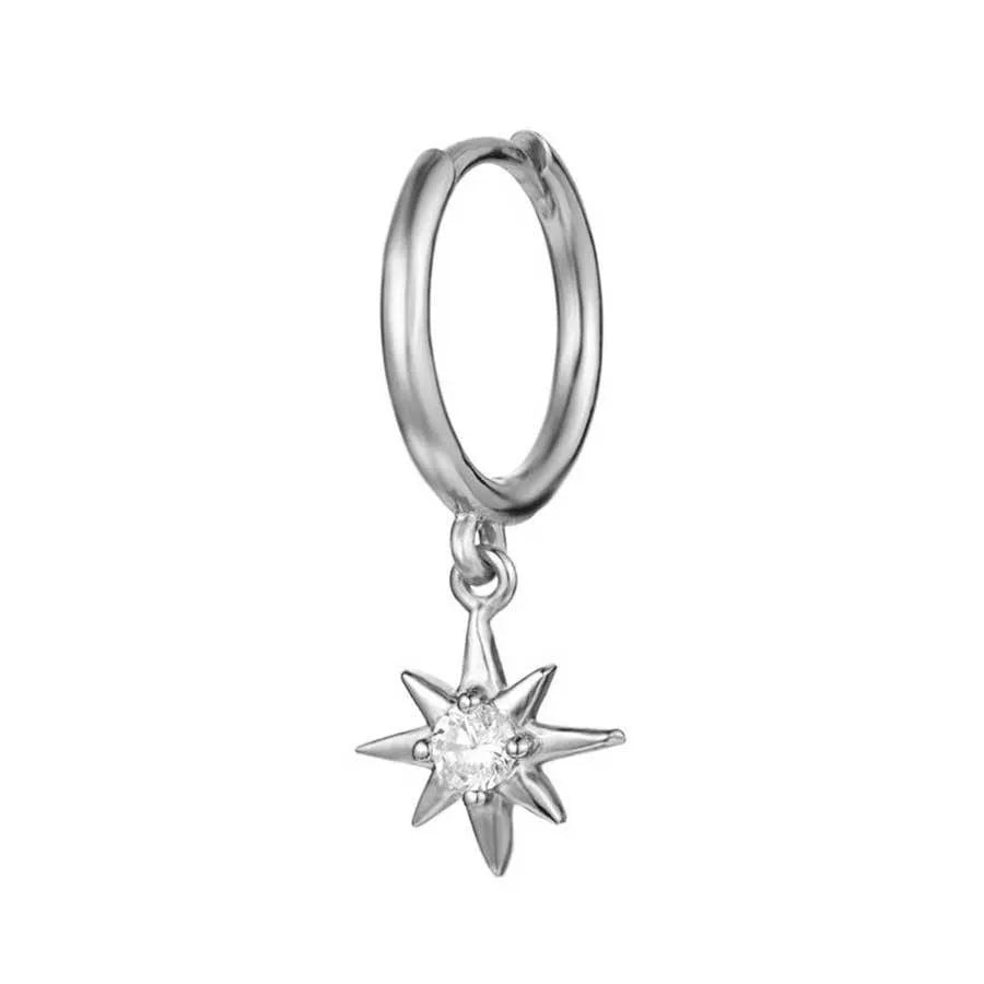 Detalle del aro con estrella y circonita, pendiente delicado de inspiración celestial