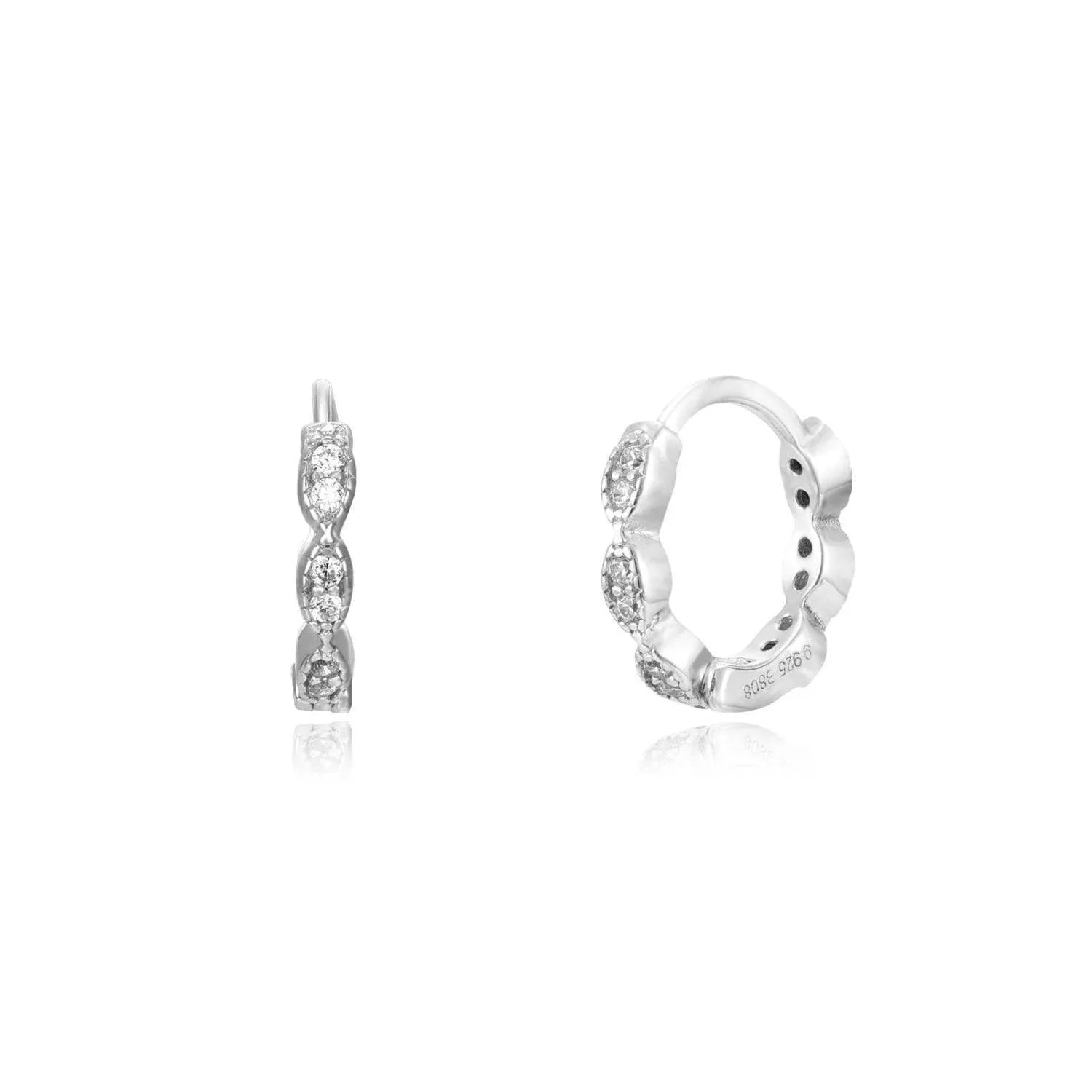 Aro mini de plata de ley 925 con circonitas visto de cerca, accesorio versátil