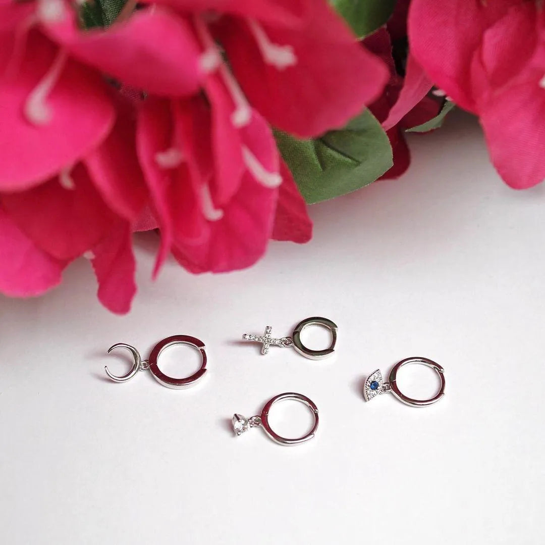 Aro con cruz de circonitas en formato mini, diseño sencillo para un look de oreja completo