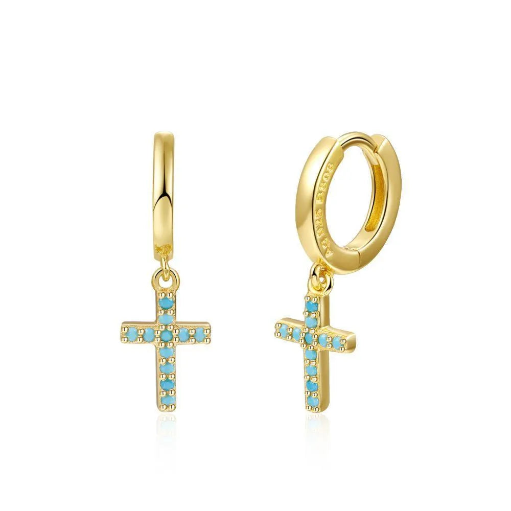 Detalle adicional del aro mini con cruz de circonitas, pendiente pequeño y versátil