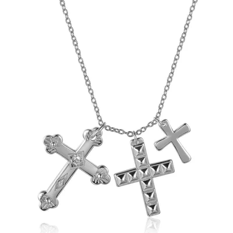 Detalle del collar con tres cruces, pieza delicada para combinar con otros collares