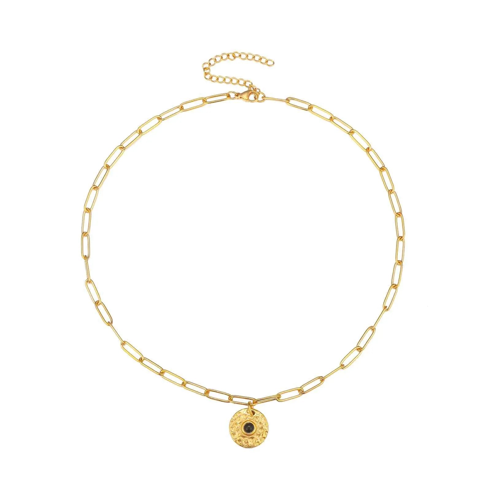 Collar de eslabones con medalla martelé visto de cerca, accesorio de acero con piedra natural
