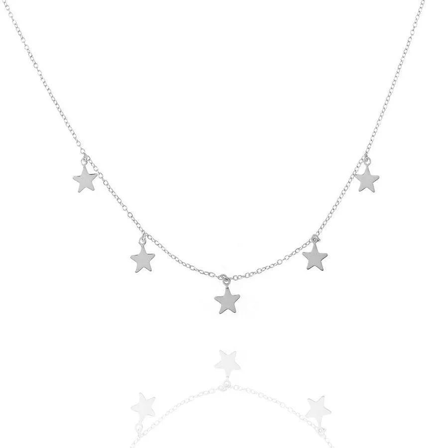 Detalle del collar con estrellas colgando, pieza delicada para combinar con otros collares
