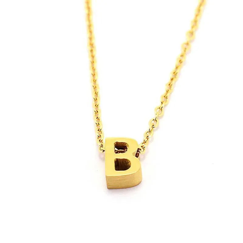 Collar con inicial pequeña de acero visto de cerca, accesorio personalizable y delicado