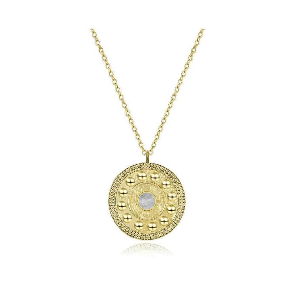 Collar moneda con piedra visto de cerca, accesorio dorado elegante y versátil