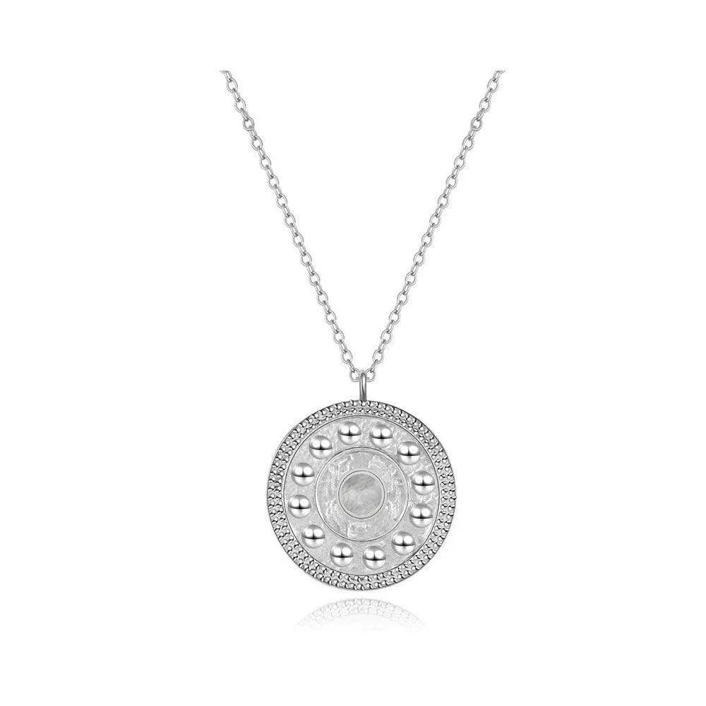 Vista adicional del collar moneda con piedra, diseño con medalla redonda y brillo suave
