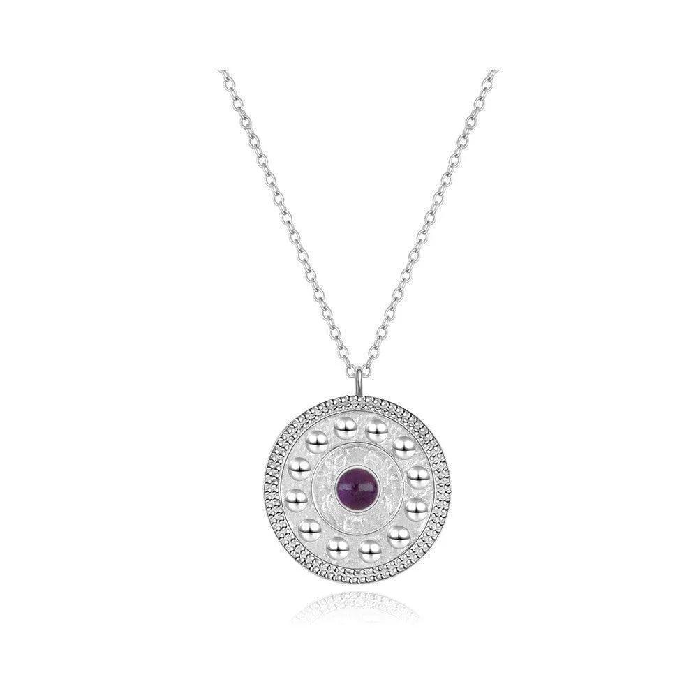 Detalle adicional del collar moneda con piedra, accesorio dorado de estilo actual