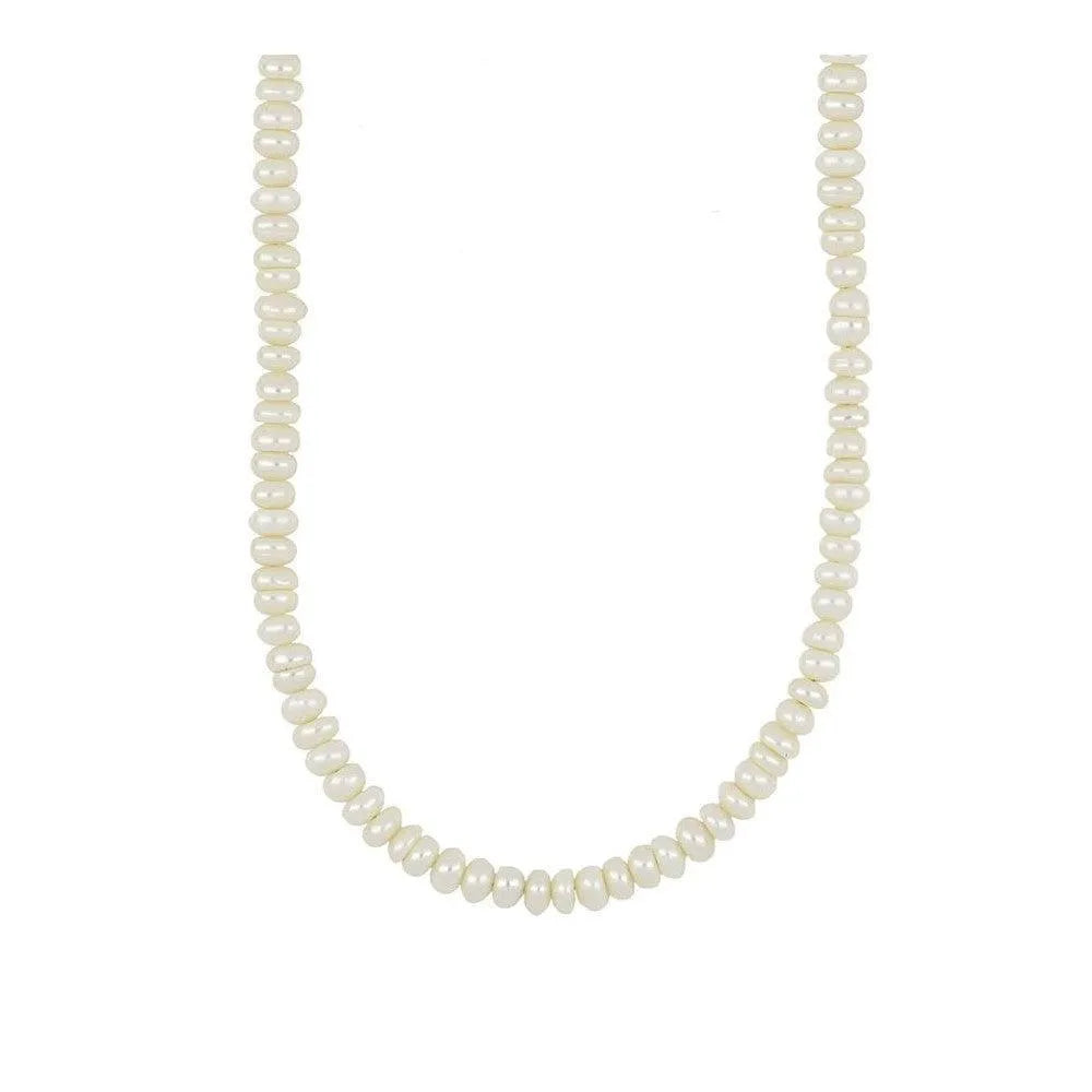 Detalle del collar de perlas naturales, pieza atemporal para looks elegantes