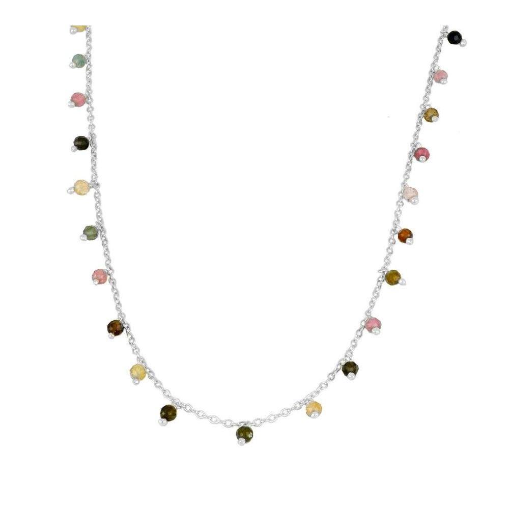 Detalle del colgante de piedras semipreciosas de colores, cádena fina ajustable