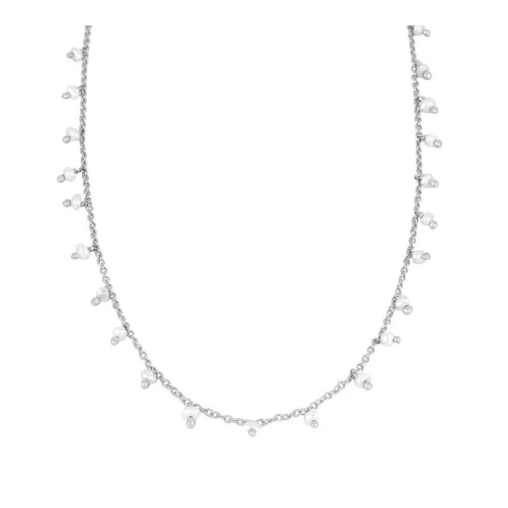 Collar de gemas naturales semipreciosas puesto en muñeca, escala y proporción