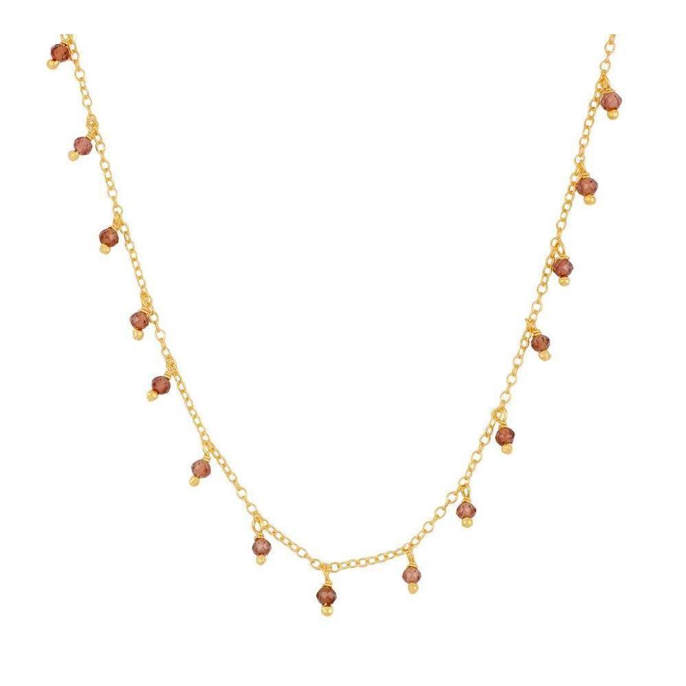 Collar de gemas semipreciosas sobre fondo blanco, vista de conjunto de colores