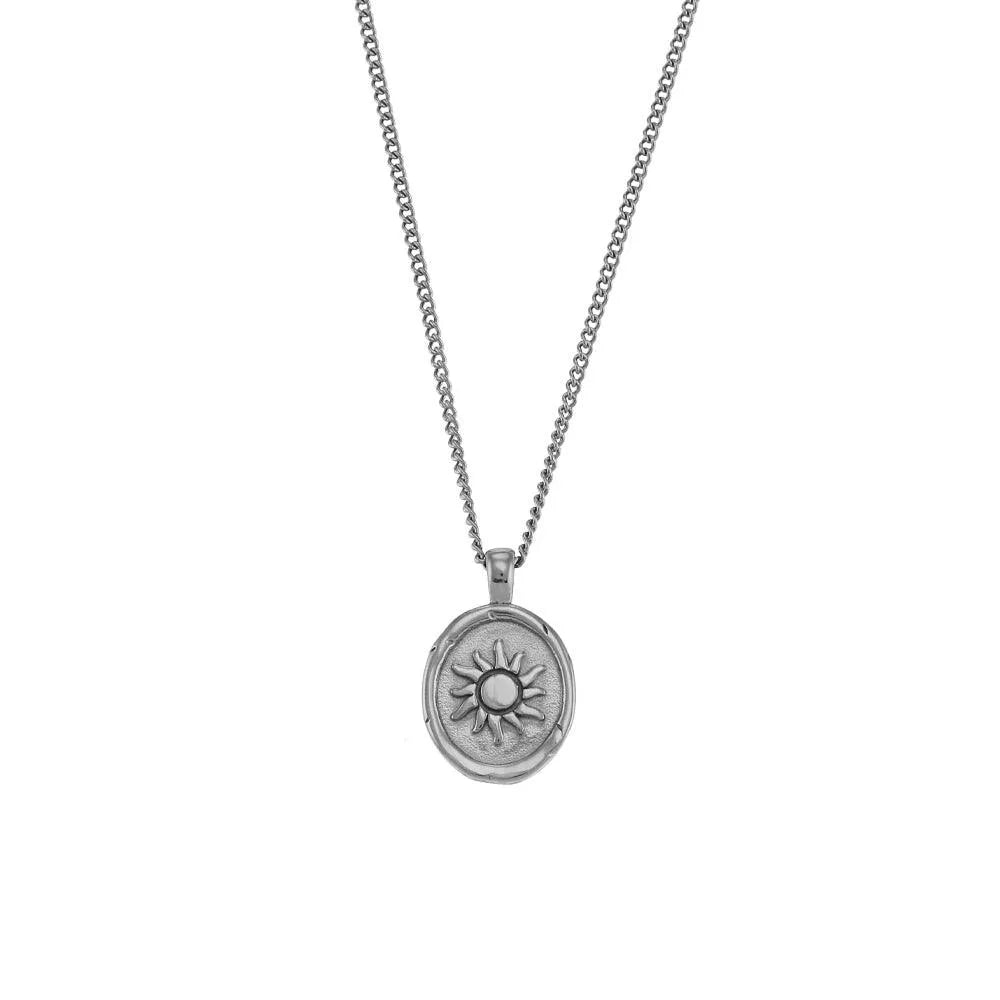 Collar Sol y Luna dorado en uso, diseño discreto y luminoso para llevar en el día a día