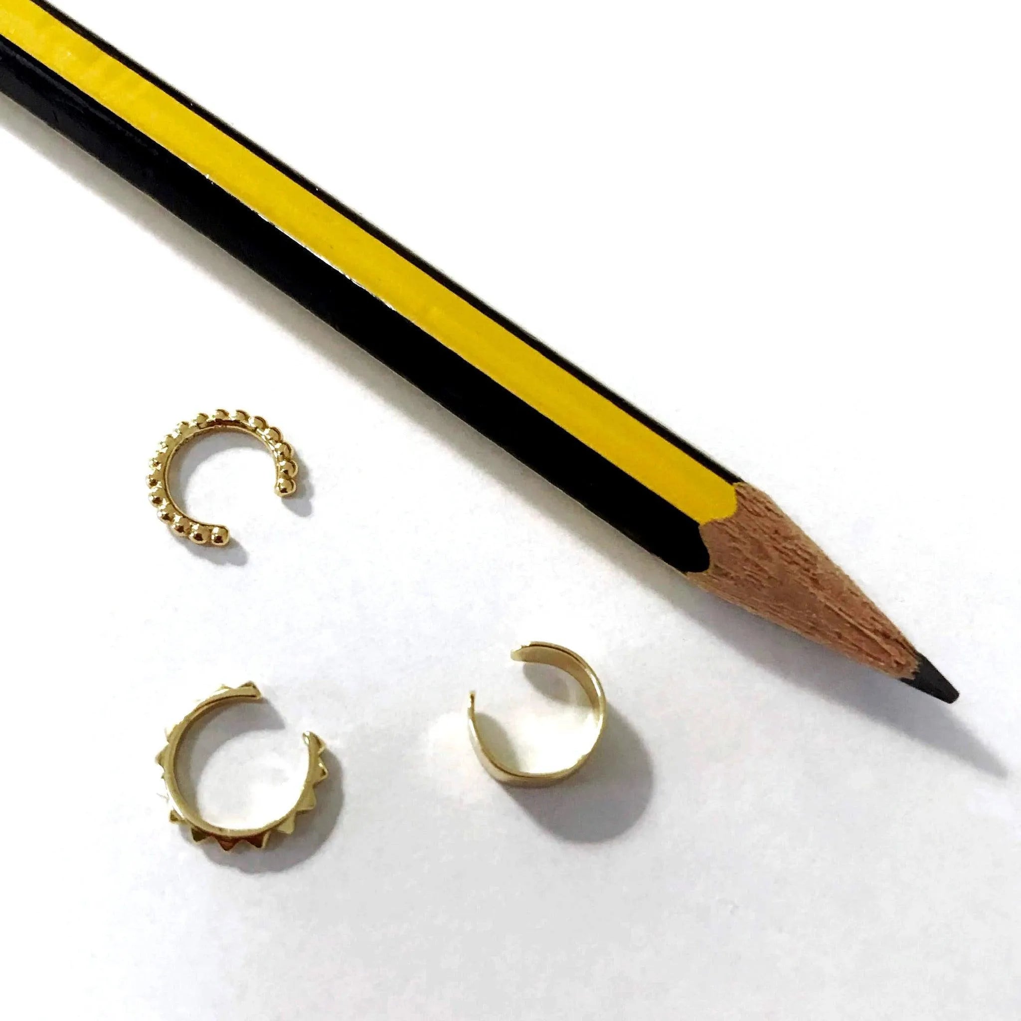 Ear cuff liso ancho visto de cerca, accesorio versátil para crear un look de oreja completo