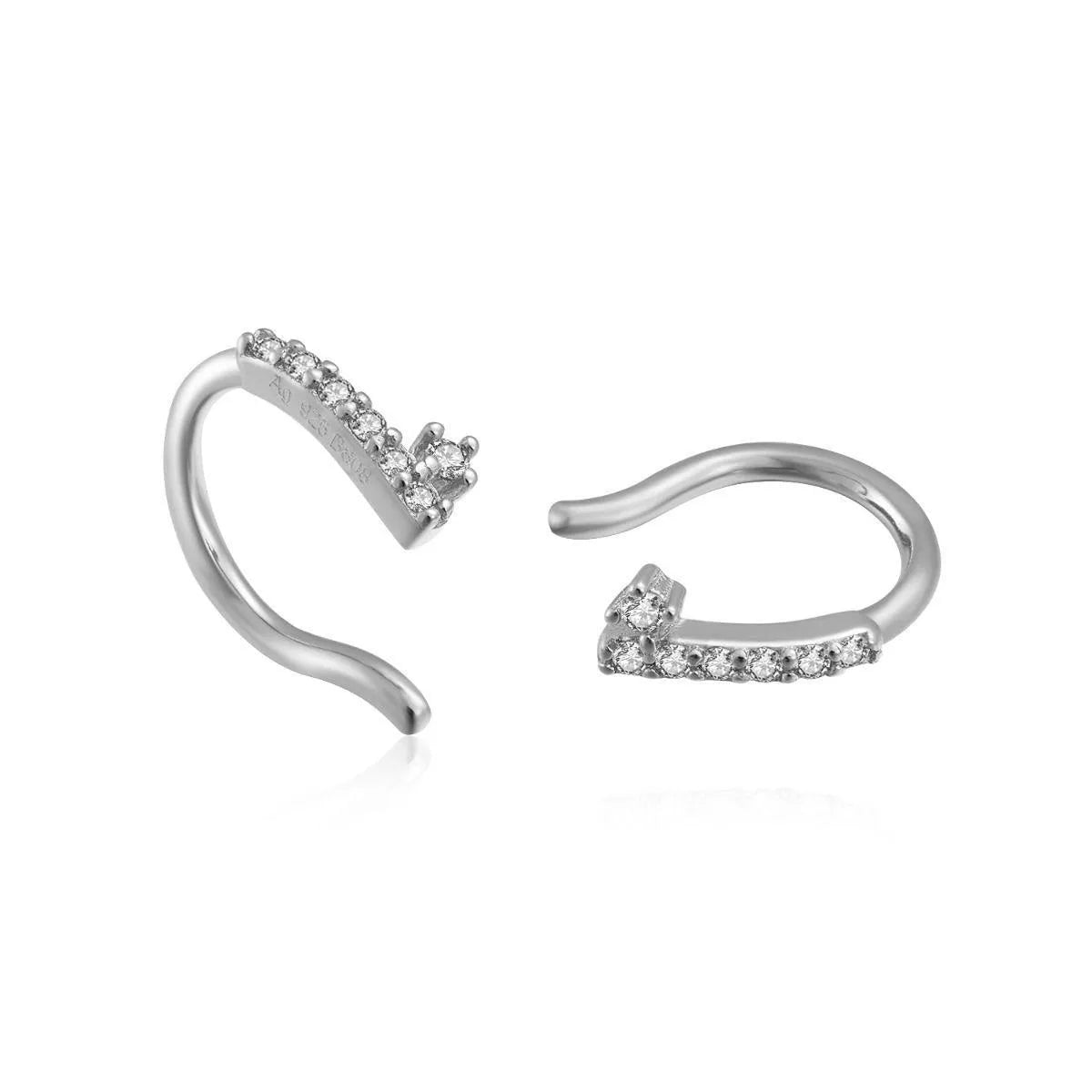 Detalle del ear cuff piercing con circonitas, pieza fina para combinar con pendientes