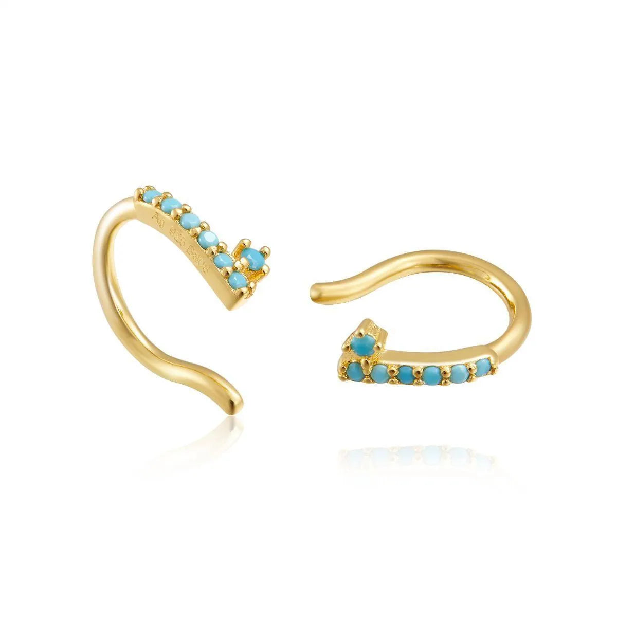 Vista adicional del ear cuff piercing con circonitas, accesorio delicado y brillante